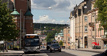 Flygbild över centrala Härnösand. Nybron och Nybrogatan i blickfånget.
